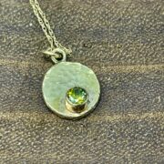 gold-peridot-pendant-closeup-sandrakernsjewellery