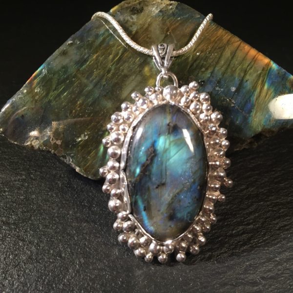 labradorite-pendant-antiqued-oval-front-1-sandrakernsjewellery