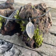 leaf-pendant-bee-leather-chain-back-sandrakernsjewellery