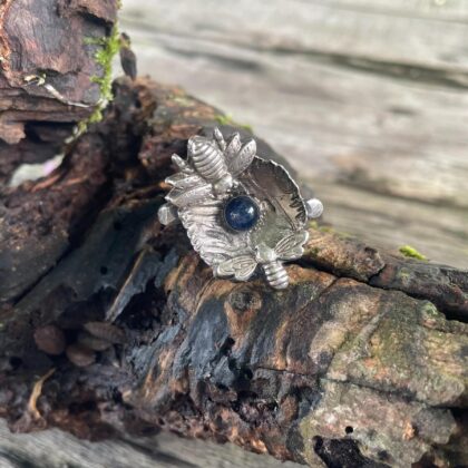 sapphire-silver-bee-ring-textured-sandrakernsjewellery