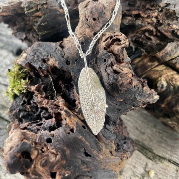 silver-pendant-leaf-bee-chain-sandrakernsjewellery